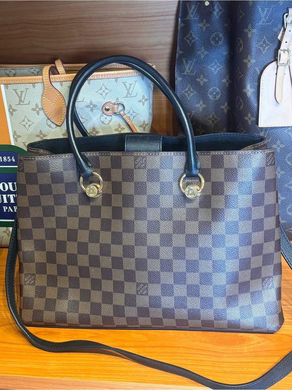 Gorgeous Louis Vuitton Riverside - Picture 6 of 16